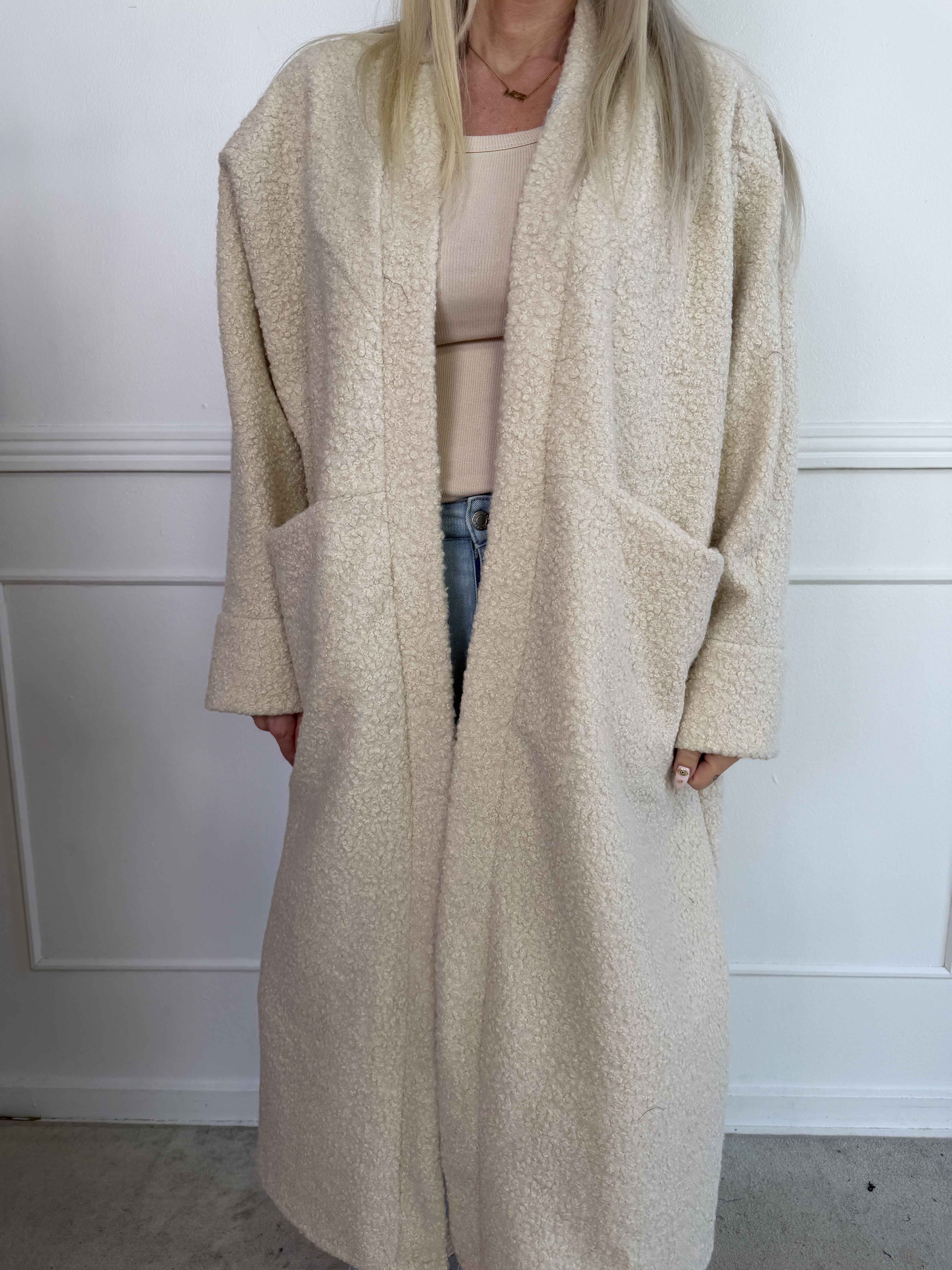 Annah Teddy - Oversized frakke i blødt teddy-stof med tydelige syninger og store lommer